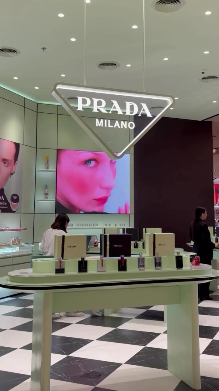 Prada’s signature edge, now in your beauty routine 💄 Discover bold makeup and…