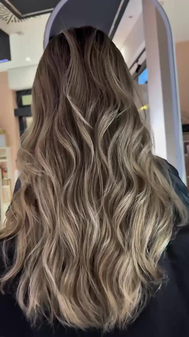 From warm brunette to fresh blonde balayage ✨ Formula by @schwarzkopfpro.it…