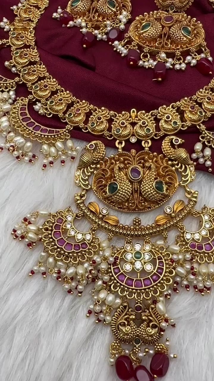 ✨ A statement set made for the festive season! ✨ Traditional temple elegance…