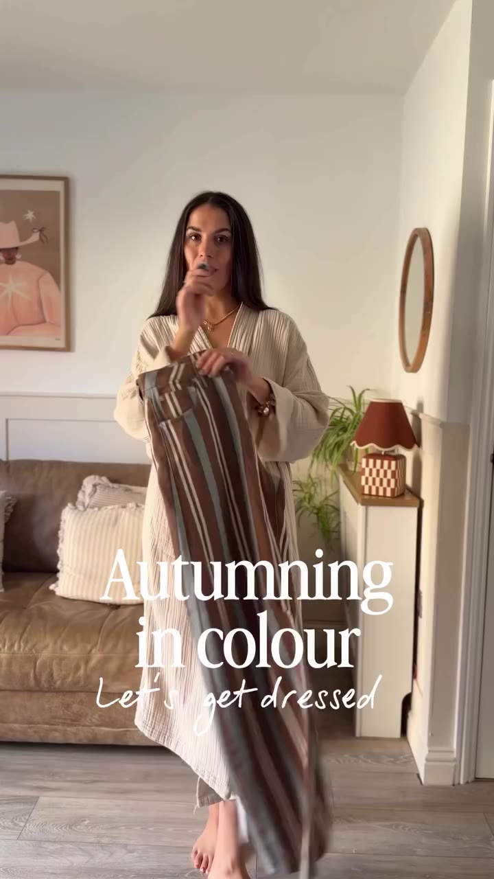 Let’s autumn in colour 💙🍂 You can’t beat a white tee and I love how…