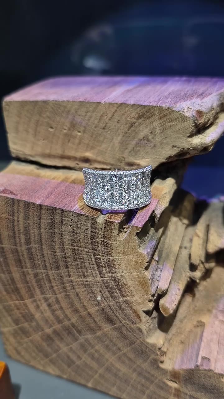 Low key look, high key piece✨️ Authentic White gold statement ring with 2.08…