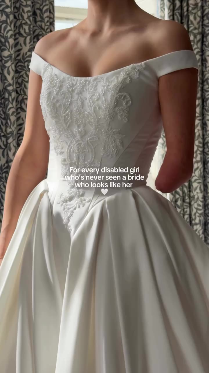 To any one handed girlies who need to see a confident bride with her arm out…