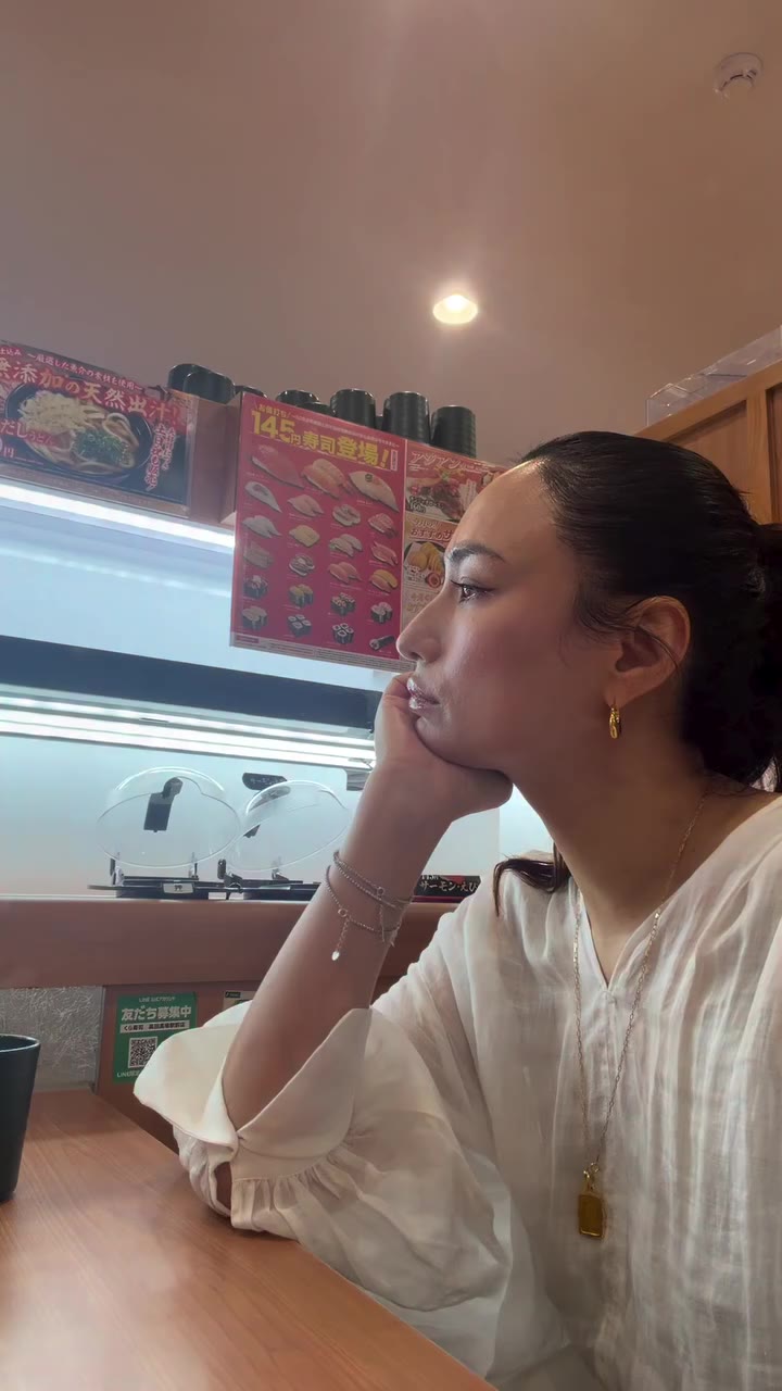皆んな何枚くらい食べますか？ 私は娘達に 『私達より食べてどうするの笑』 と言われI'mproudな気分に‼️ 回転寿司でオーダーする時焦るのなんだろうか。