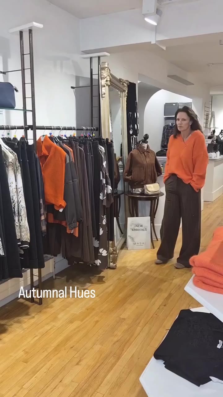Warm autumnal colours make it easy to love this seasons fashion 🧡 Pin stripe…
