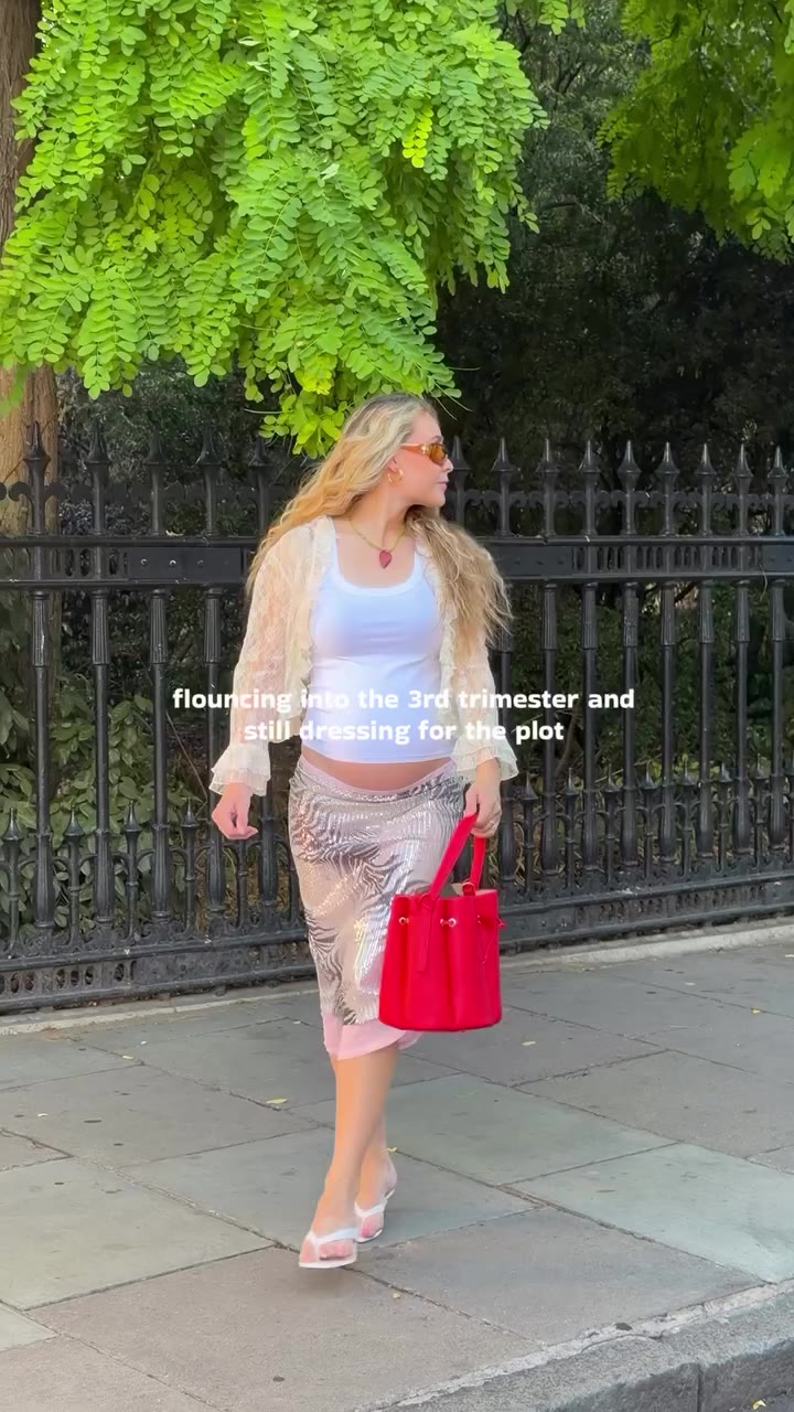 still flouncing 🤰 #thirdtrimesterfeels #bumpstyle #stylingthebump…