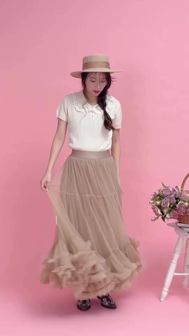 こんな可愛いポロニット、探してた…♡🎀 フリルをあしらった襟元が目を惹く、アイレットニットのポロトップス。…