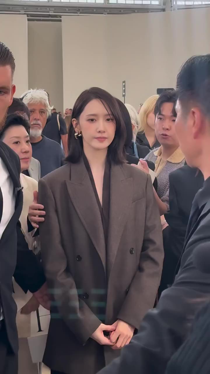 An early morning in Milan with YoonA @yoona__lim of Girls’ Generation at Max…