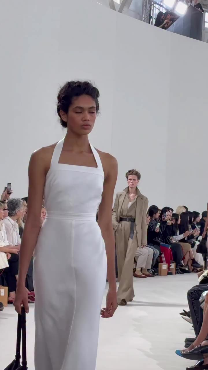 Transe du chignon chez @maxmara. Une bonne leçon d’élégance milanaise, encore…