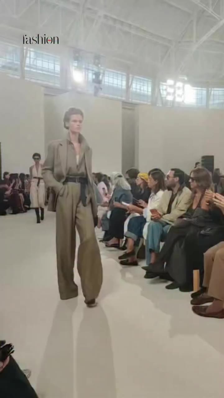 Asistimos al desfile de @maxmara en la Semana de la Moda de Milán y charlamos…