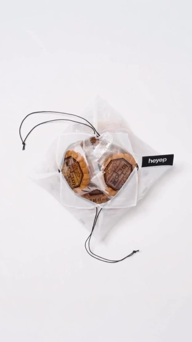 Happy Chuseok 🌕 즐거운 추석 보내세요. This bag is no longer available.