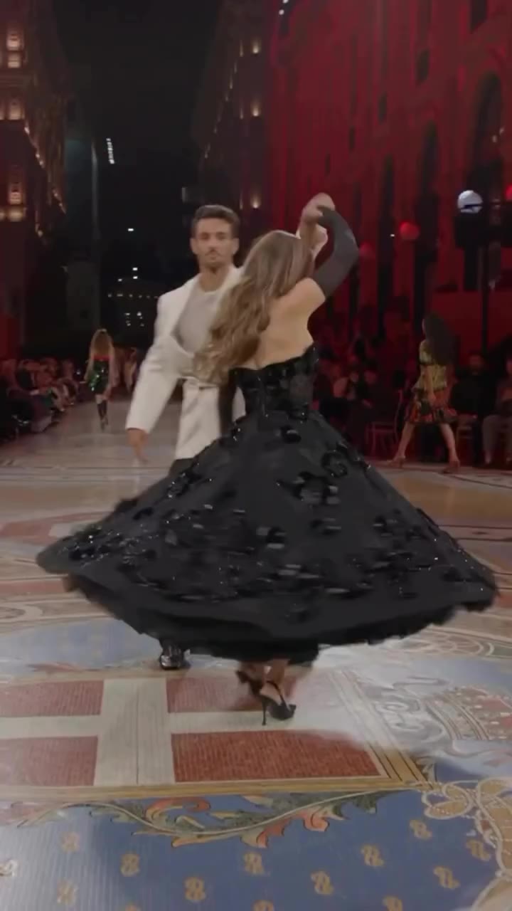 Jennifer Lopez brought Italian diva glamour to Vogue World 2026: Milano. ✨ At…