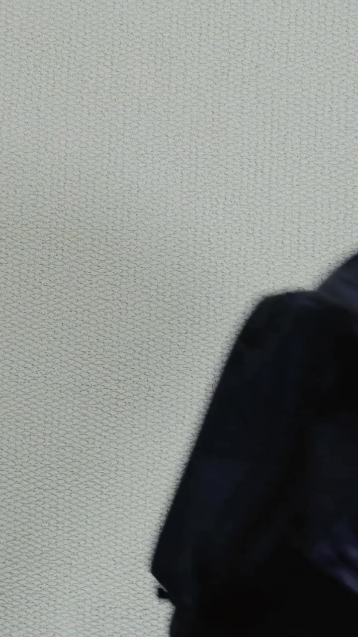 當旅行與運動成為生活常態，Dyson 以極簡設計美學為出行質感重新定義。🧳✨ @dyson 將強勁的氣流科技轉化為兼具功能與造型感的生活配件。…