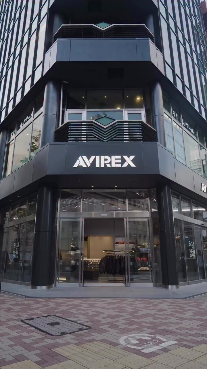 1975年にアメリカで誕生した @avirex_jp が9月18日（金）、東京・銀座に新店舗『AVIREX GINZA』をオープンした。AVIREX…