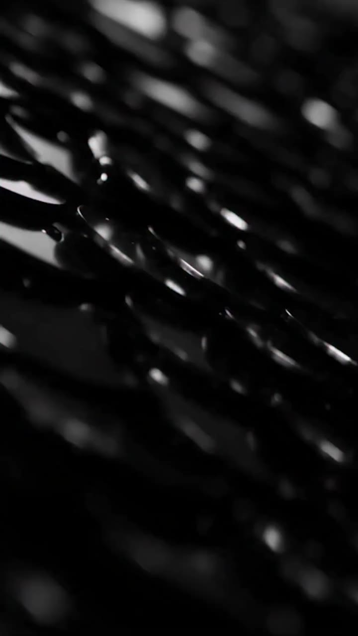 The sequins move like a living surface. The shimmering reflections follow…