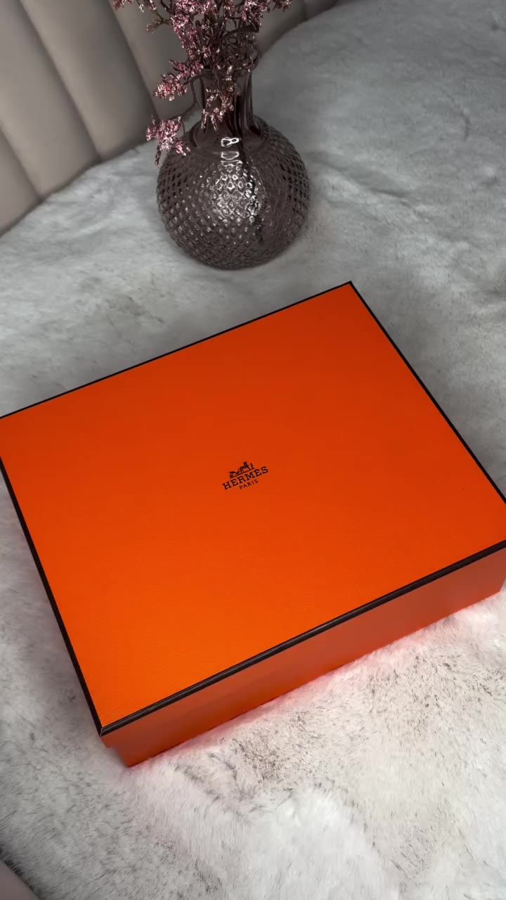 It’s Insta Live Thursday! 💫 Unboxing this STUNNING Hermes Evelyne TPM Mauve…