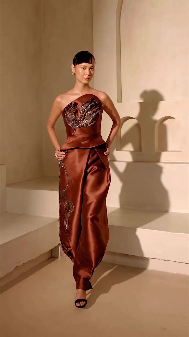 An evening begins with a silhouette that knows how to make an entrance…