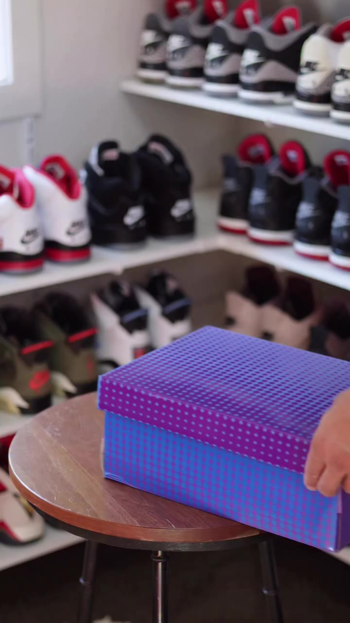 SO TOUGH 😤 Here is a quick unboxing of the Wade 808 6 Ultra ‘Dark Stingray’…