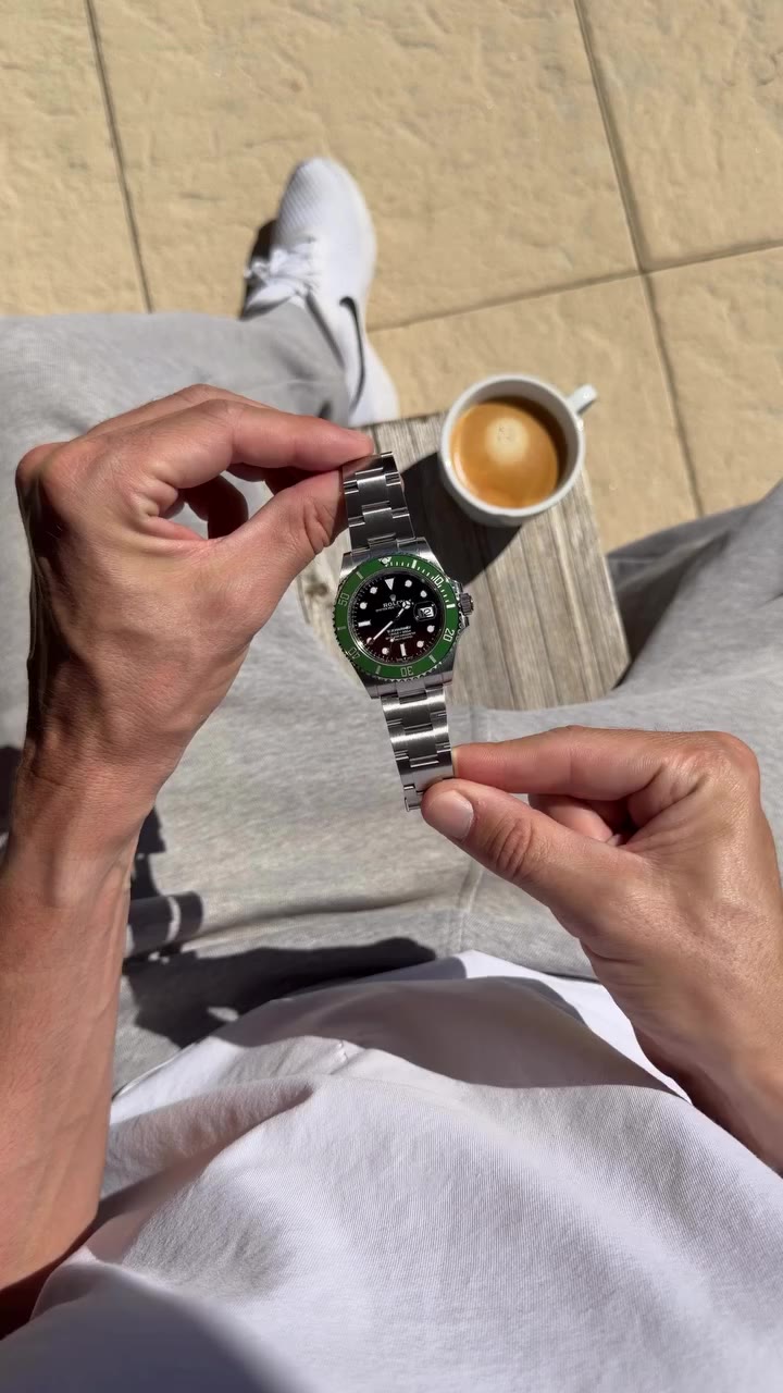Sound on. 🔊⌚️ There’s something strangely satisfying about that “click” when…