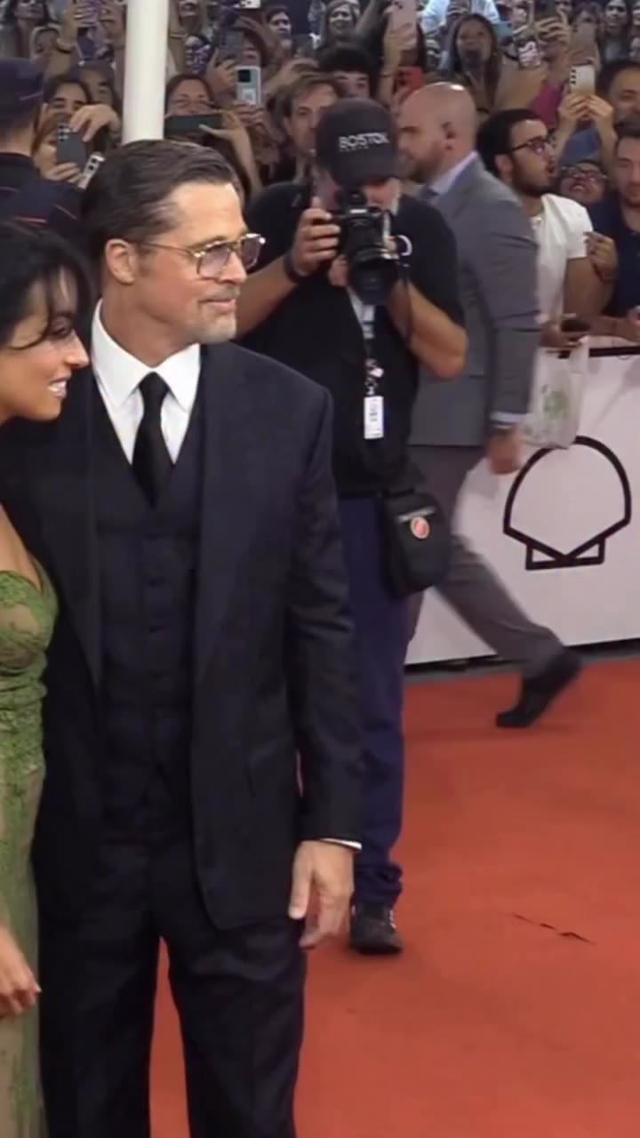 Que te miren como Brad Pitt mira a Inés de Ramón en el Festival de San…
