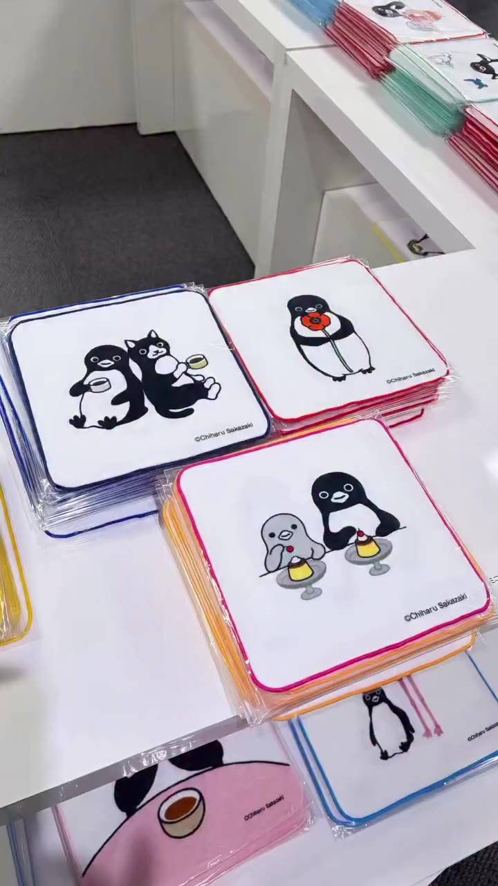 「坂崎千春 版画展 港のペンギン日和」〜グッズご紹介編〜 JR東日本「Suicaのペンギン」の作者でイラストレーターの坂崎千春さんの版画展♪…