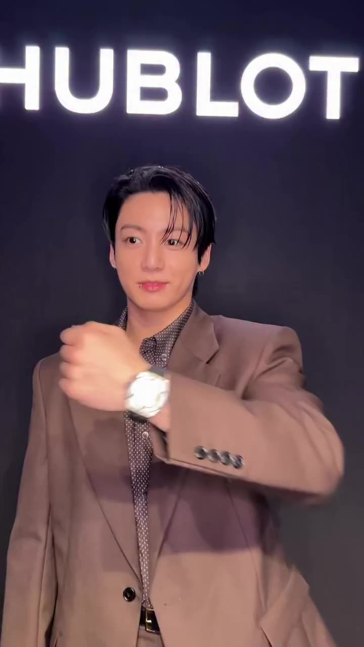 도쿄에서 만난 정국. 그가 위블로 시계를 자랑하는 법 👀 영상: @hypebeastjp