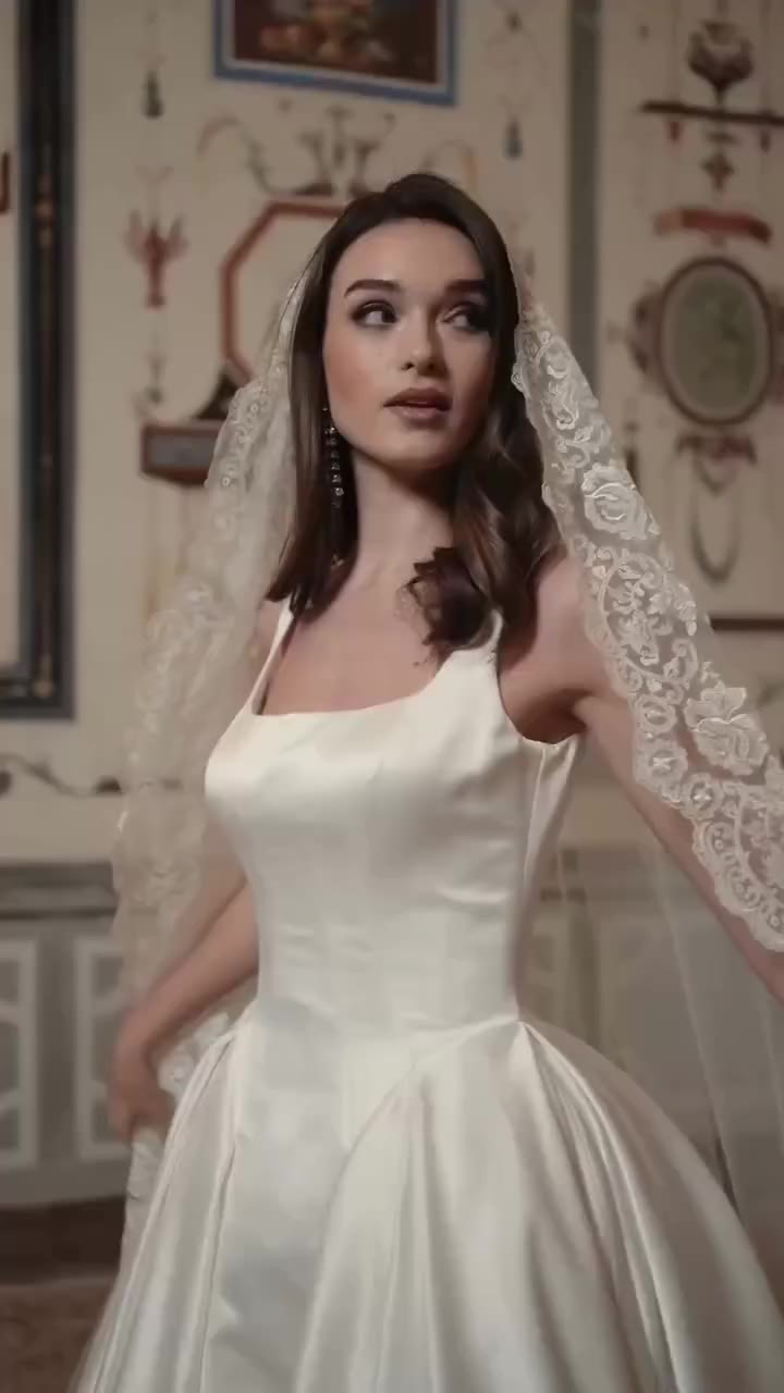 Choosing timeless over trendy will never go out of style. Amata’s classic…