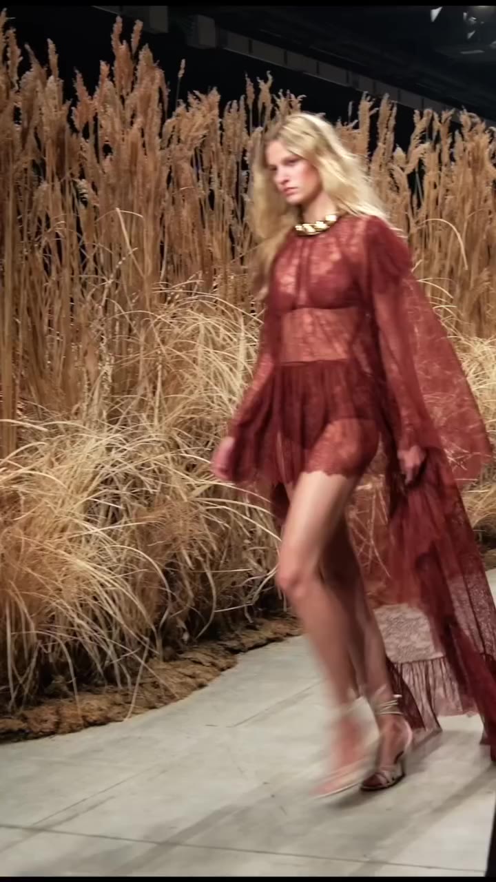 'Halo' es el nombre que ha recibido la primera colección de Etro desde la…