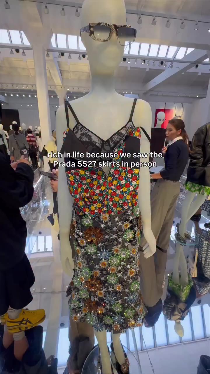 Seeing the @prada Spring/Summer 2027 skirts up close was life-changing. 📷…