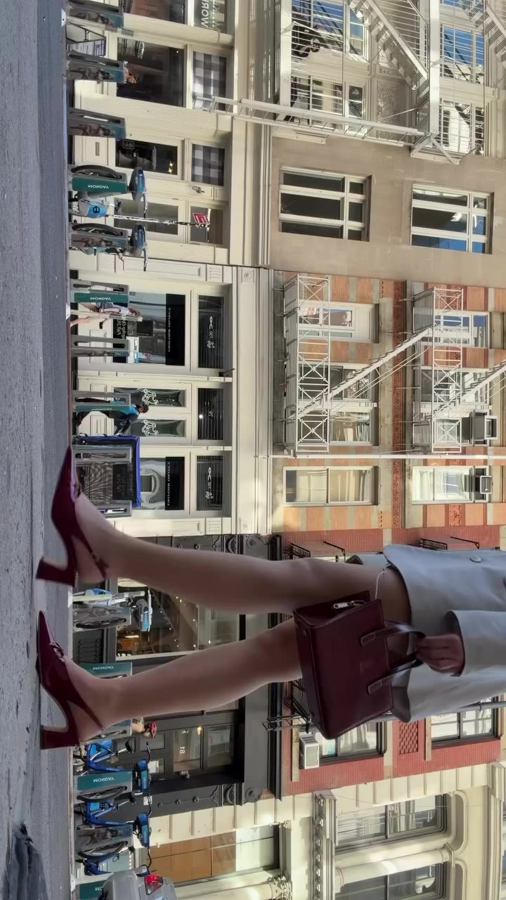 The easiest way to make a neutral outfit more interesting: add a red shoe. ❤️…