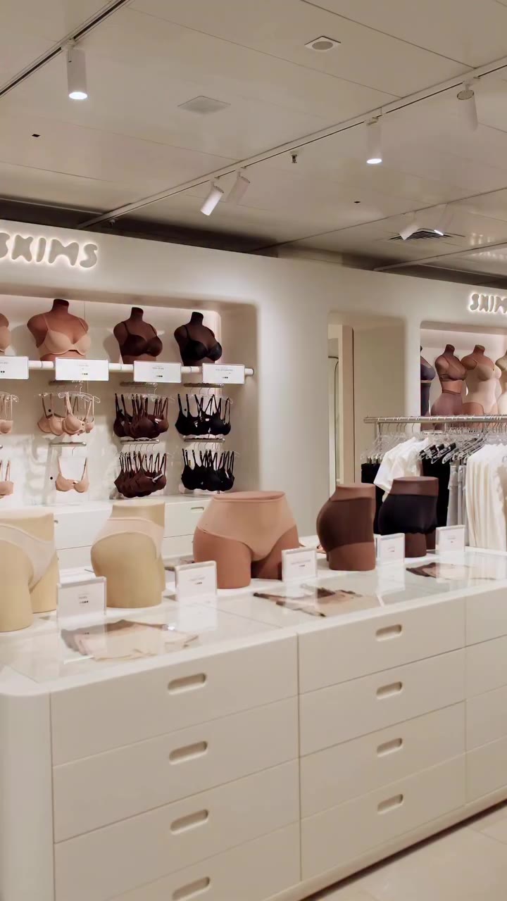 @skims llega en exclusiva a El Corte Inglés. Descubre la firma de Kim…
