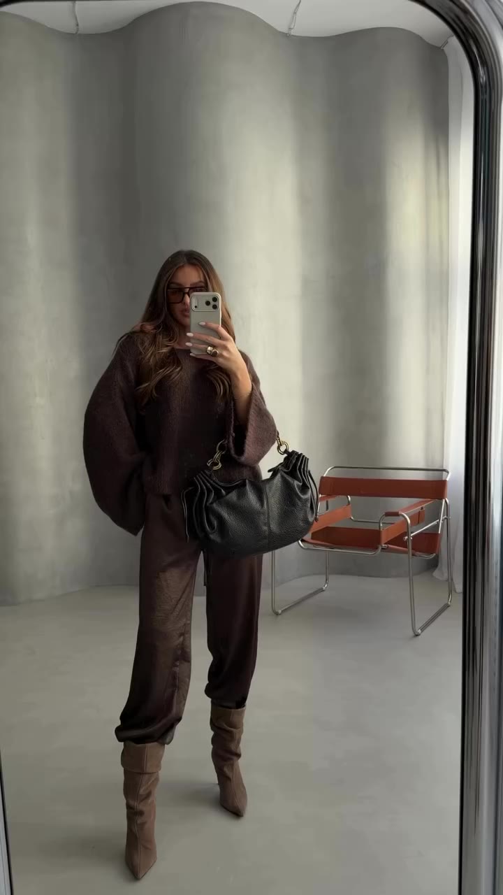 Comfy yet chic. 🤎 Nasz ulubiony zestaw na zabiegane dni — mono look…