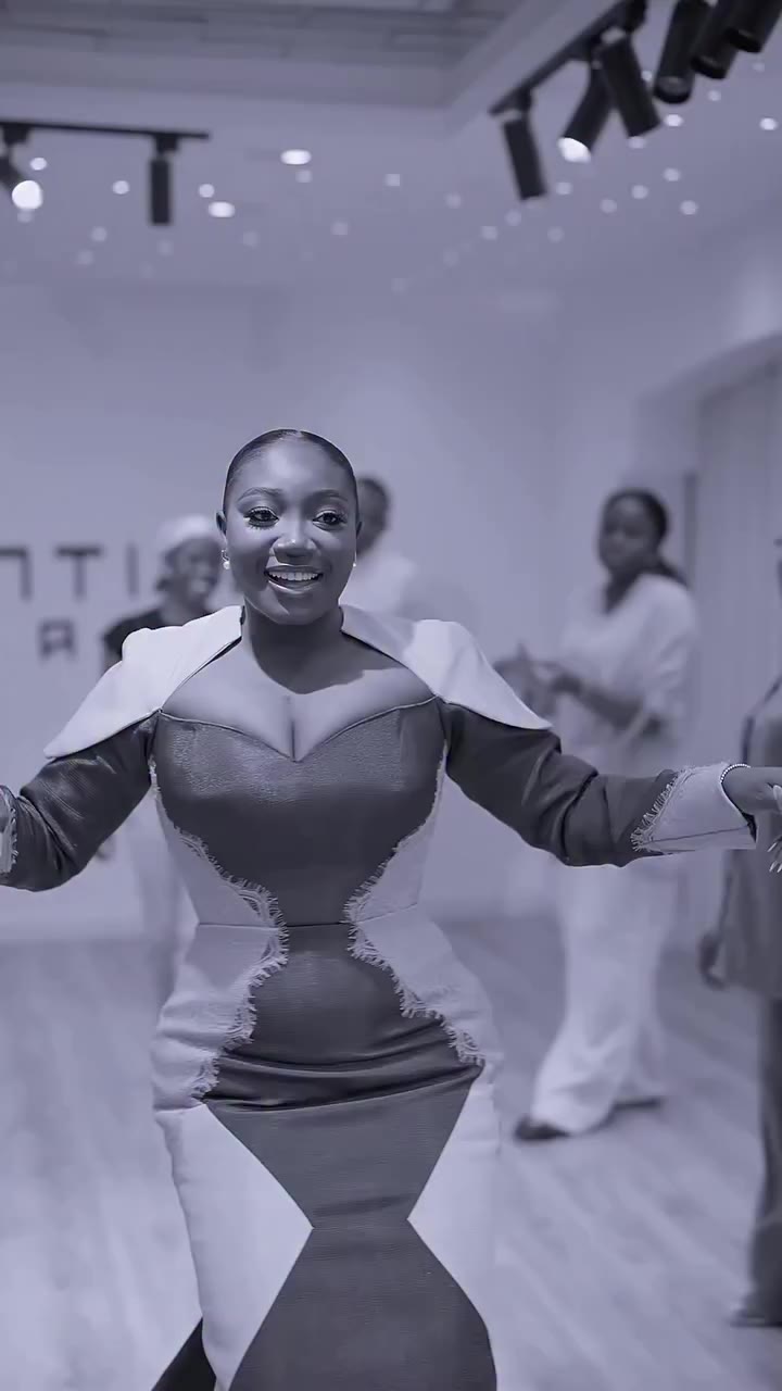 Bride Dolapo, her Asooke, and a moment she couldn’t stop smiling about. Dress…