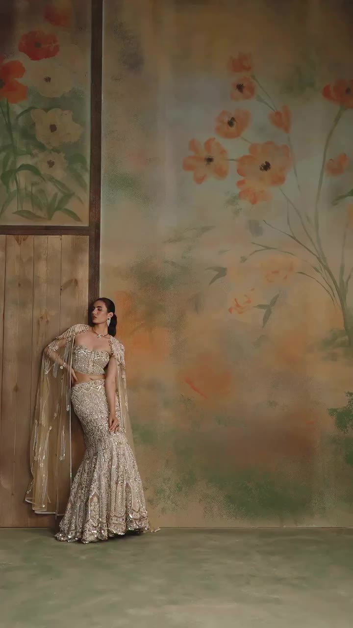 Somewhere between structure and softness, the look takes shape. The Gold Ivory…