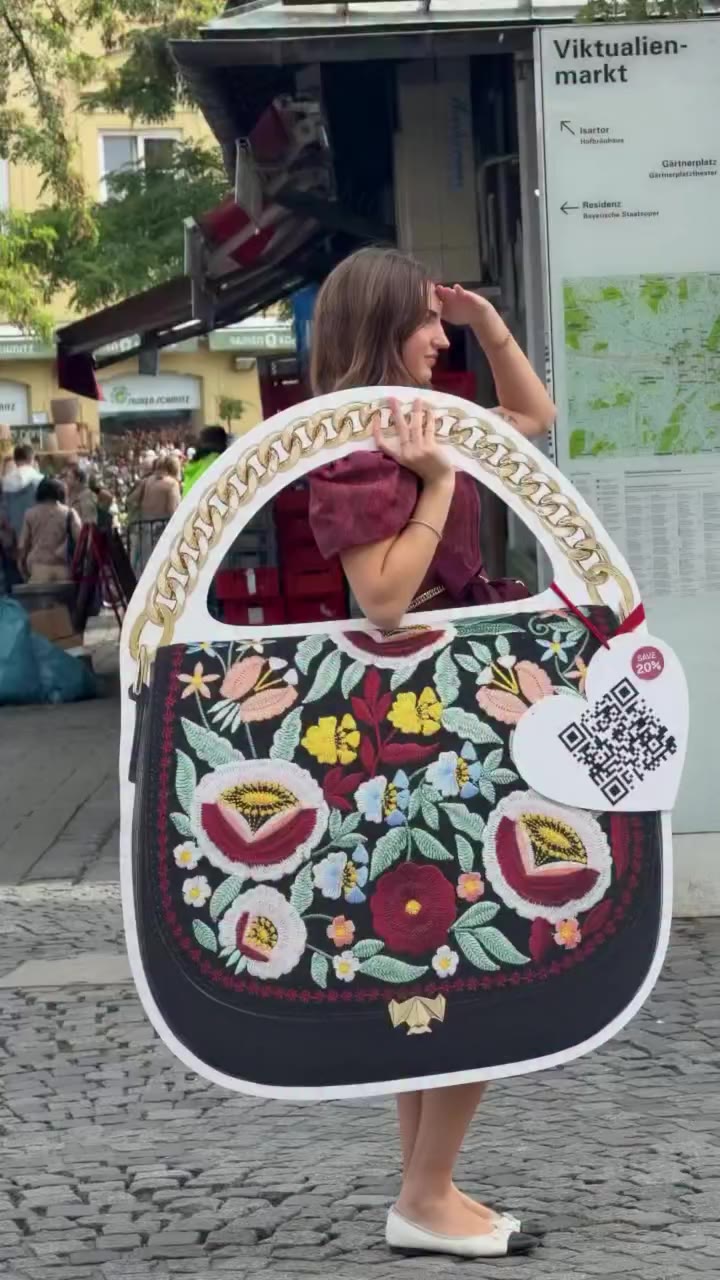 Habt ihr unsere riesige ZOÉ LU Bag schon in München gespottet? 👀 Endlich eine…