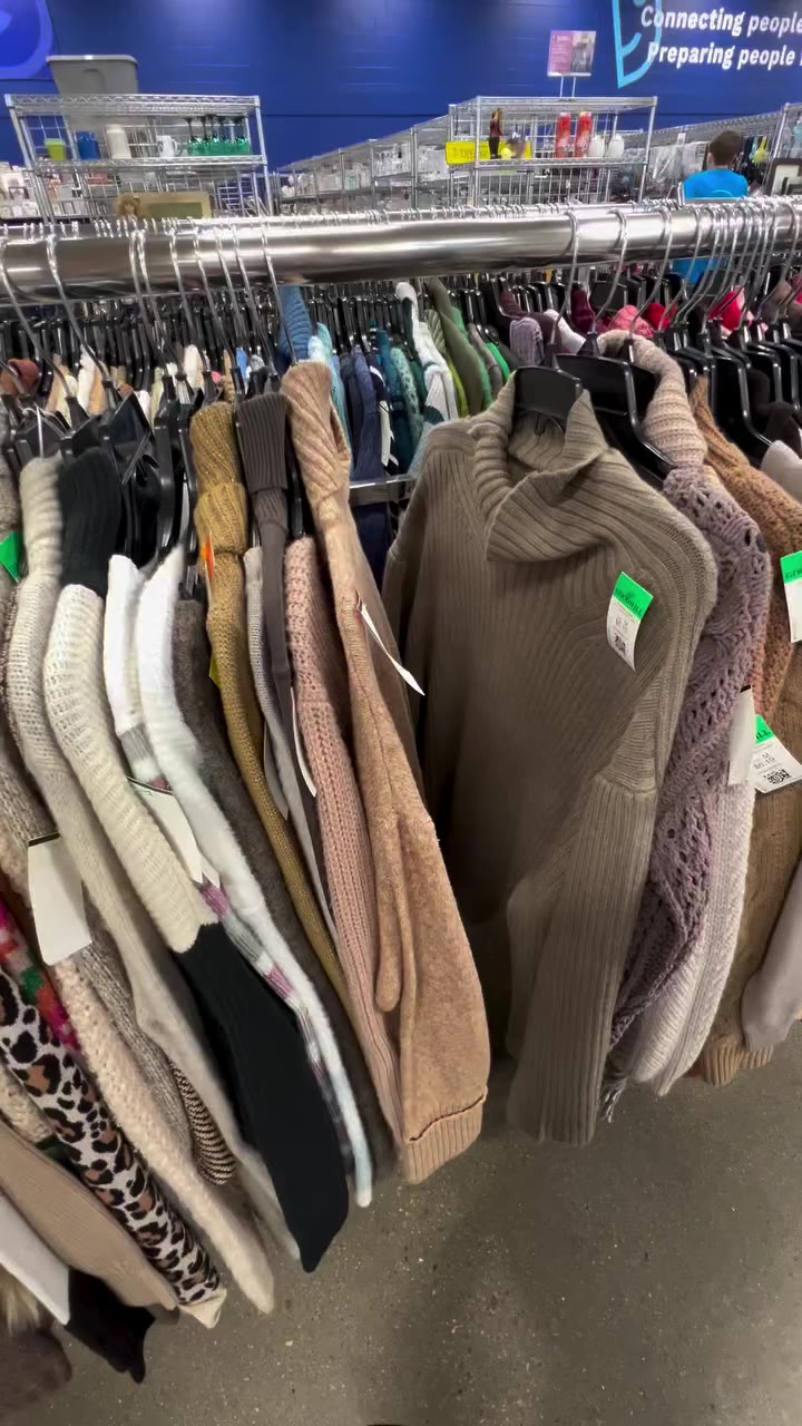 Cool breeze = cozy vibes. Your fall look? Wrapped in these thrifted gems…