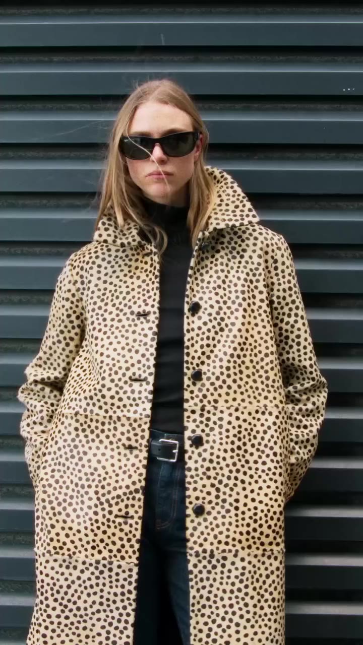 Your autumn wardrobe starts at Wakakuu. Why not begin with the coat everyone…