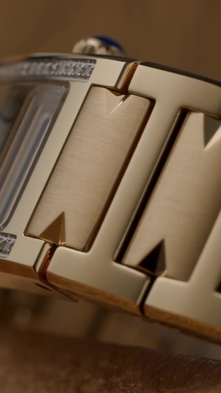 Zooming in was the only reasonable thing to do. Meet the mother-of-pearl dial…