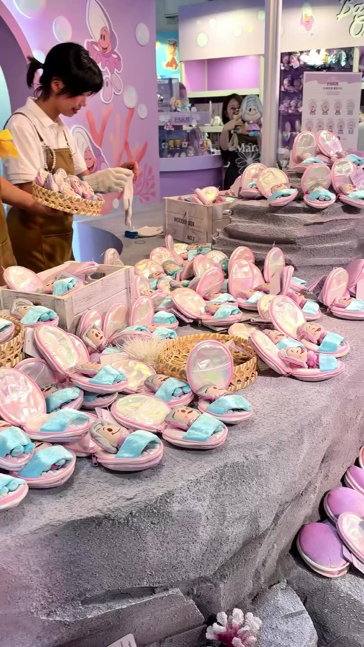【 #DisneyStyle推推 】 牡蠣寶寶終於來台北啦！✨ 期待超久的牡蠣寶寶快閃店，明天正式開逛💙 這次來到華山，一起掉進牡蠣寶寶的可愛世界～ 📍…