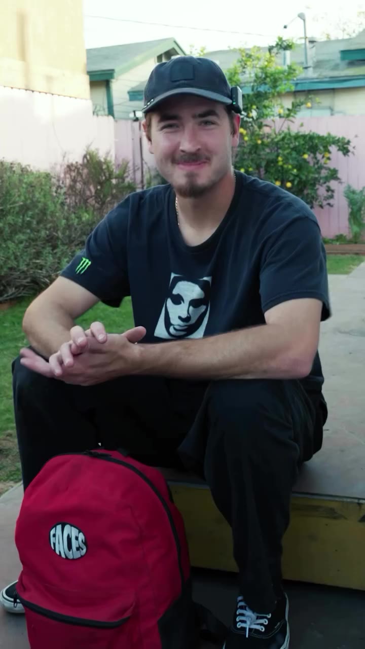 inside @treywood’s bag 🎒 📹 @ho_sway
