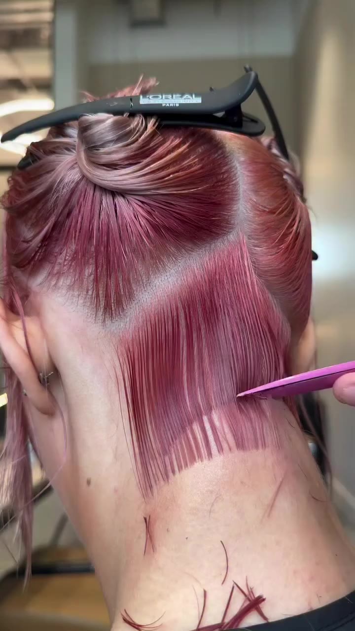 Coupe nette. Rose poudré. Résultat parfait. 🌸✂ @andrewplesterhair réalise un…