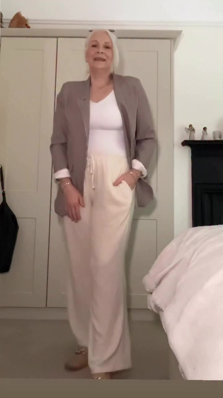 Neutrals for today’s look! I love this blazer that I bought in @neolaapparel…