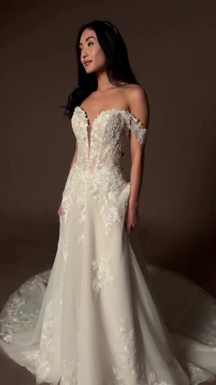For nature-inspired venues and summery celebrations 🌻 Bernadine by Rebecca…