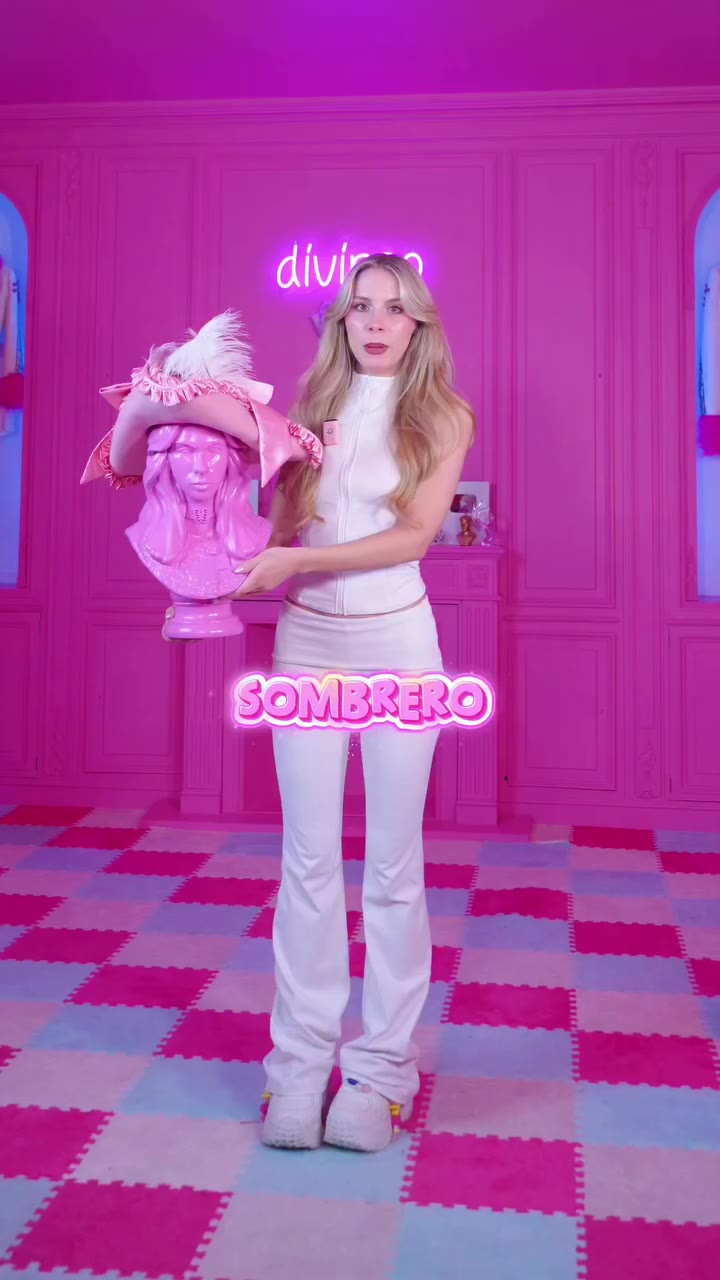 Mi sombrero de mosquetera acompañándome a Milán Fashion Week 💖 el pequeño…