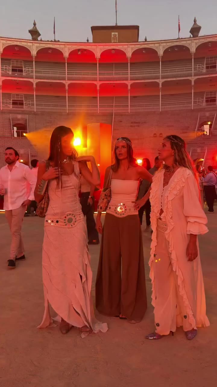 Cousins, sisters, best friends & business partners🤍 @lolaesain…