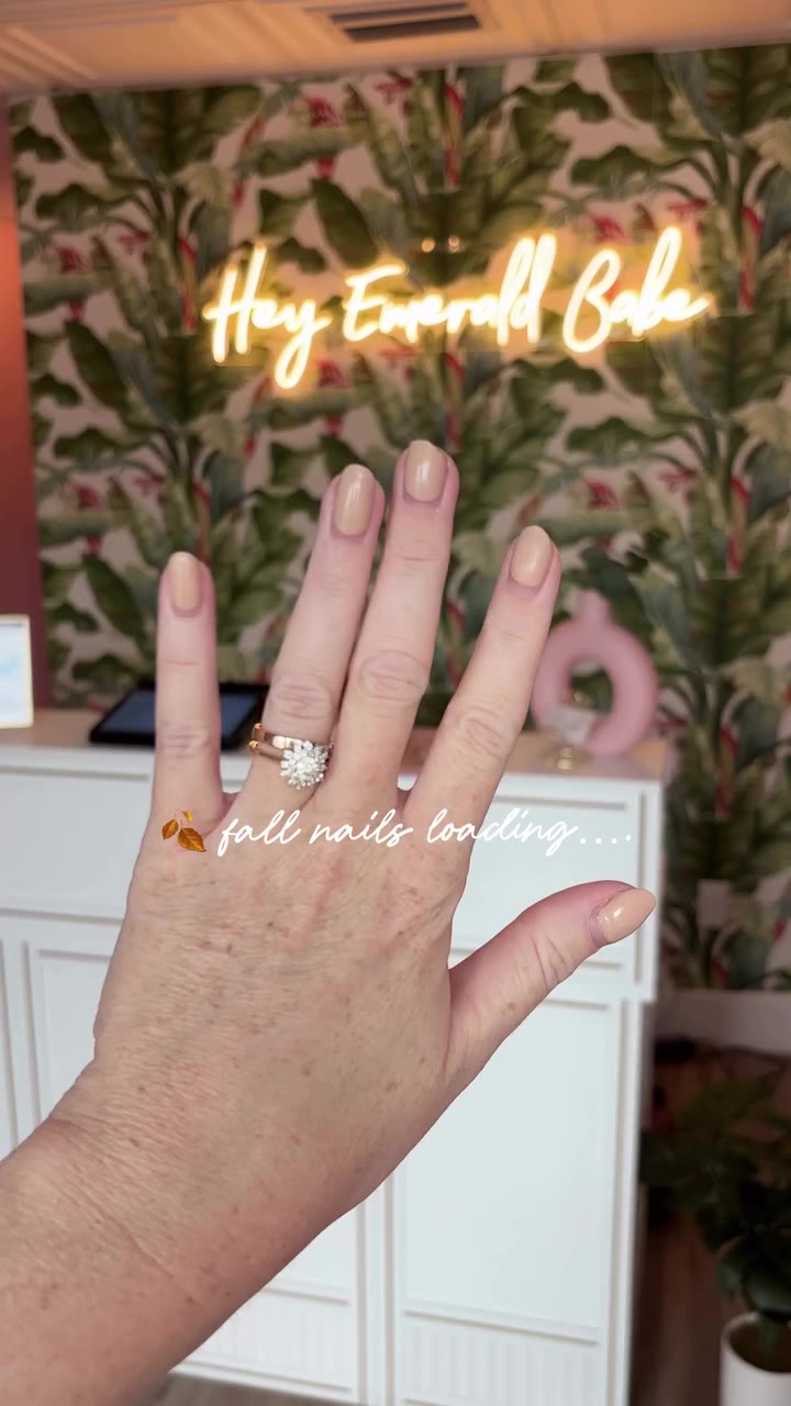 🍂fall nails 💅 absolutely loving this neutral brown cat eye look!! Ask for…