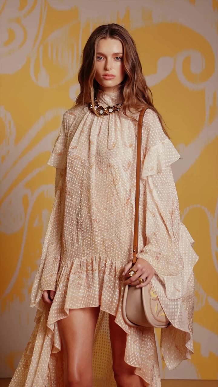 In the haze of early morning, light catches every layer. Etro Halo begins the…