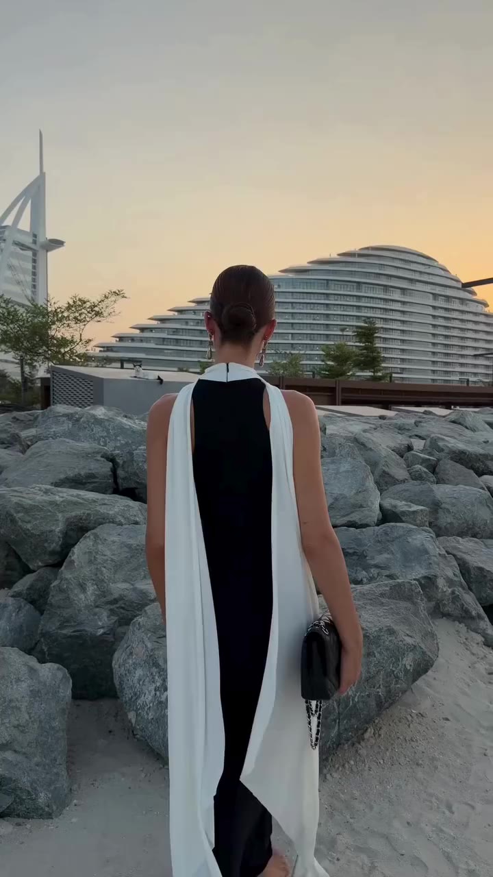 Sunset plans with a monochrome mood. CALISE on @anastasijaizabela.