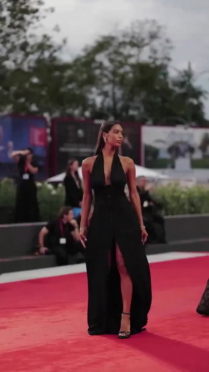 At the Venice Film Festival, @federica_calemme chose to complete her look with…