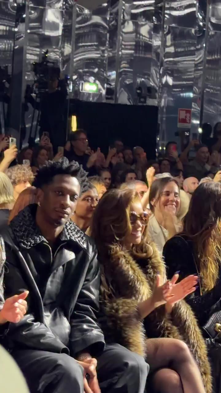 @iamcardib bij de show die ons allemaal liet dansen: @roberto_cavalli. Waarbij…