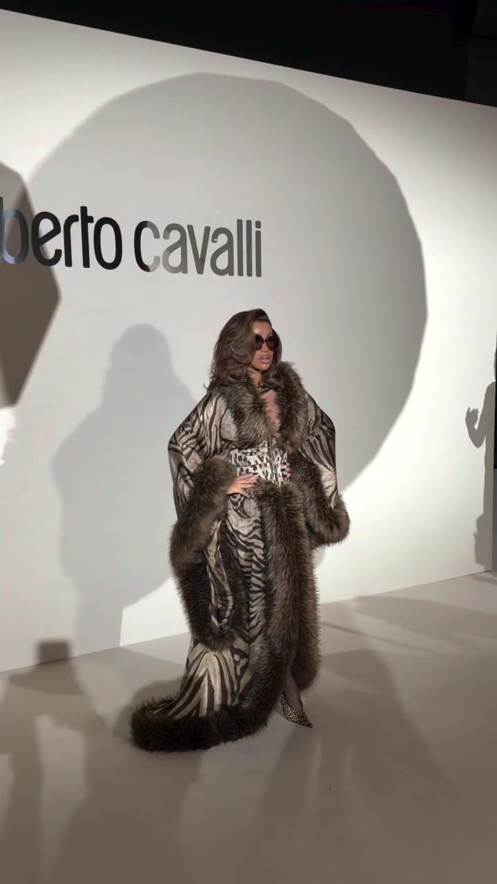 #CardiB arriva allo show primavera/estate 2027 di #RobertoCavalli by…